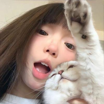 给小酒馆女子喝高杯酒